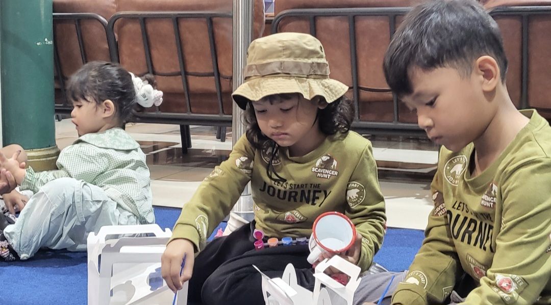 Sulap hingga Melukis Mug, Daop 6 Jogja Bikin Ruang Tunggu Stasiun Jadi Area Bermain Anak : Mug Lukisan Bisa dibawa Pulang Gratis