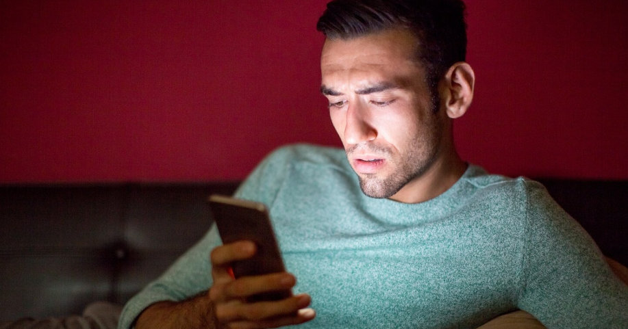 Stres, Cemas, dan Sulit Tidur? Kebiasaan Doomscrolling Bisa Jadi Penyebabnya