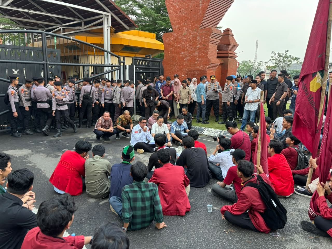 Aksi unjuk rasa aliansi Cipayung plus Di Depan DPRD Banten berjalan dengan tertib dan aman