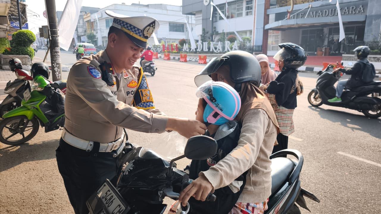 Bagi-Bagi Helm dan Mainan Gratis, Polres Purwakarta Beri Edukasi Keselamatan Anak Sejak Dini