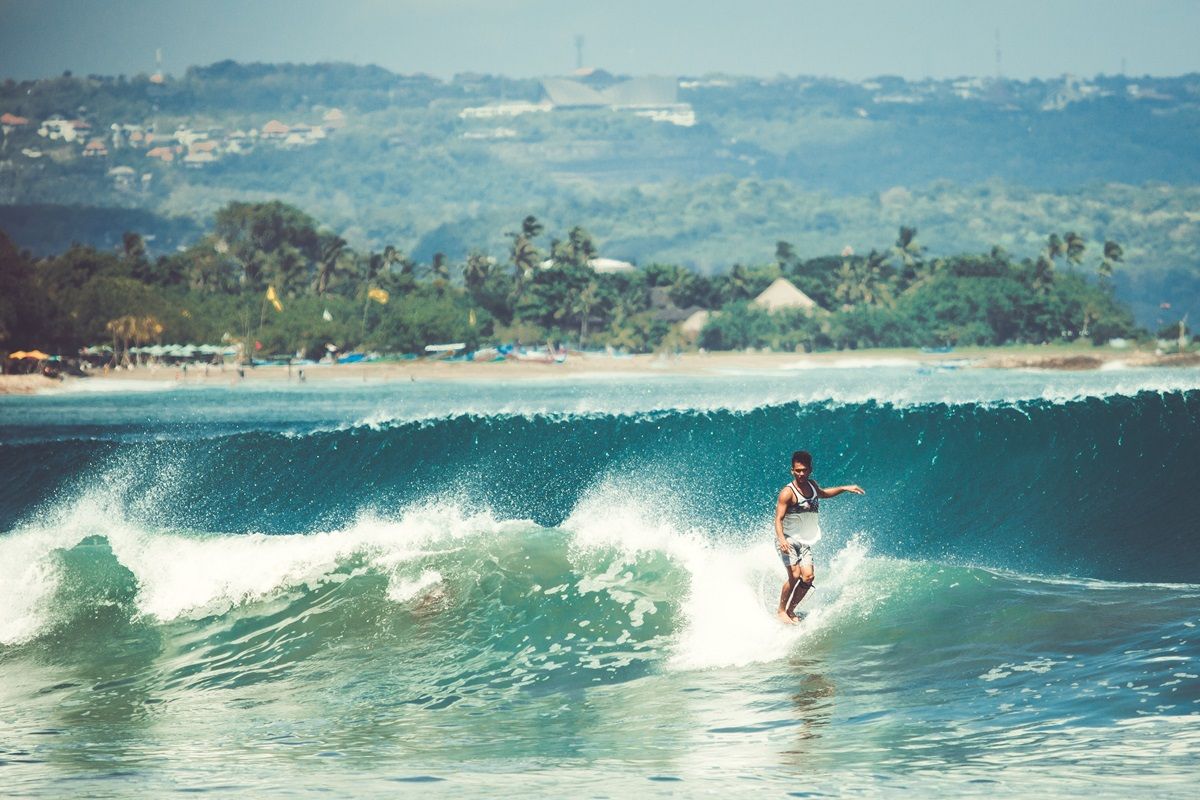 10 Pantai Terbaik untuk Surfing di Indonesia, Surganya Peselancar!