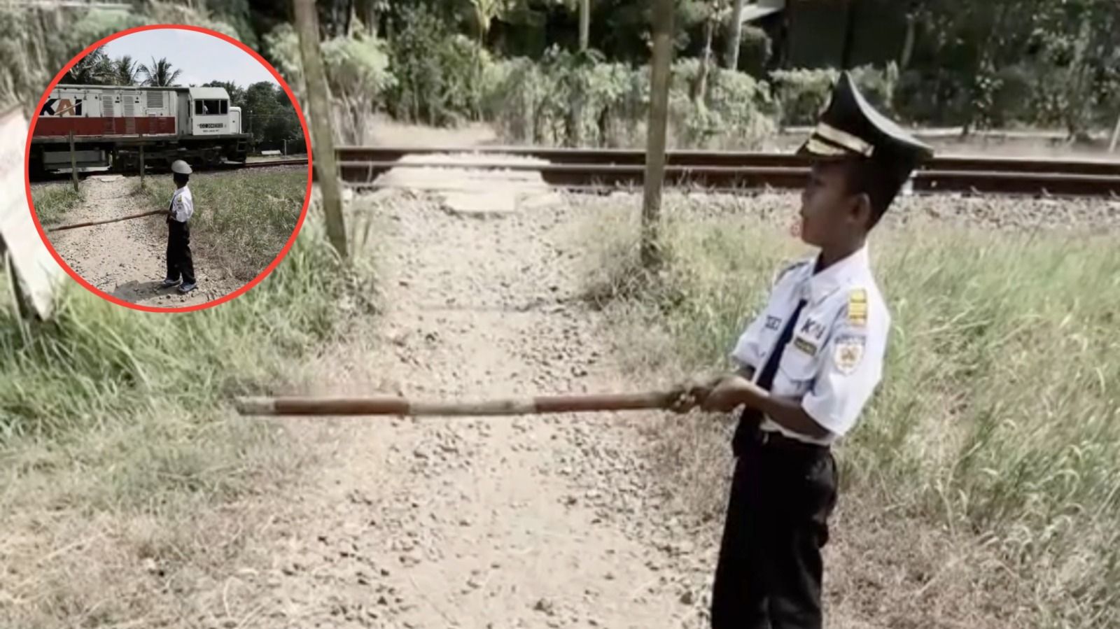 Aksi Anak Kecil Berpakaian Masinis Jaga Perlintasan Bikin Terenyuh