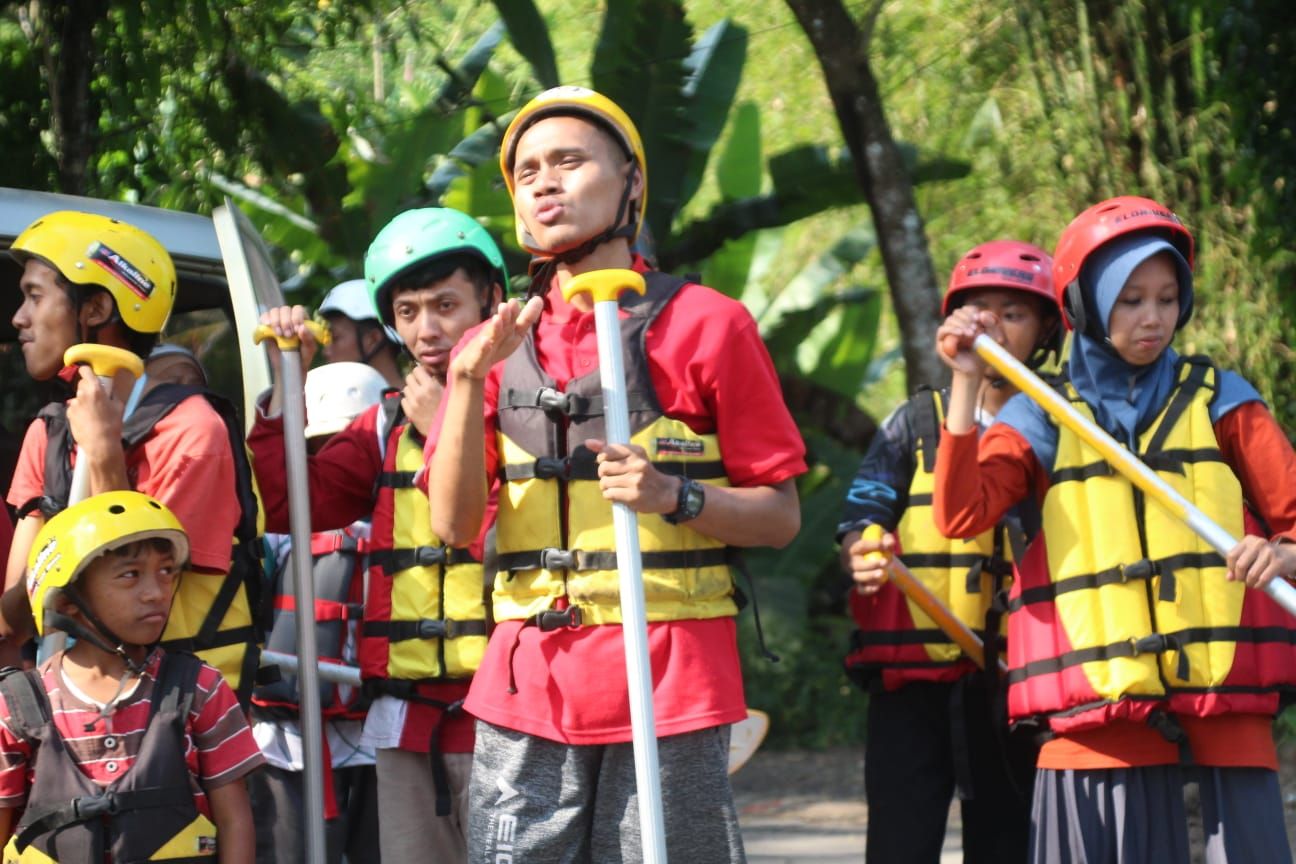 Tak Hanya Orang Normal Saja Yang Bisa Nikmati Keseruan Arung Jeram, Anak-anak Difabel Ikuti Kegiatan Outdor