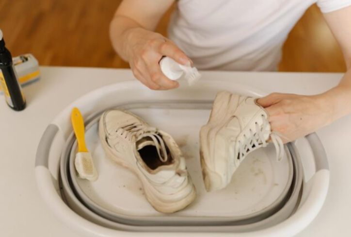 Sepatu Berjamur karena Lembap? Coba Cara Ini untuk Mengatasinya