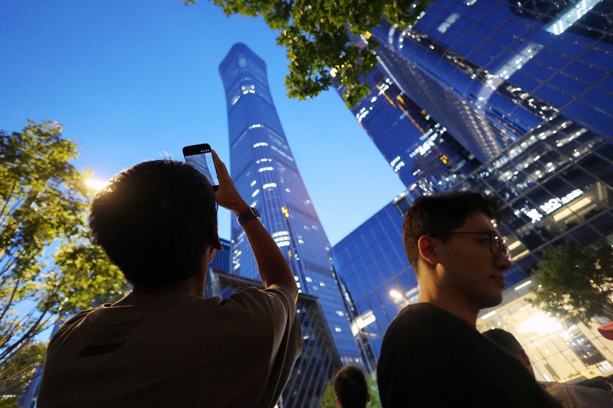 Pesawat Olahraga Tabrak Gedung Tertinggi di Beijing, 1 Orang Tewas!