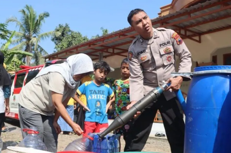 Polresta Magelang Salurkan Air Bersih dan Tanam 1.000 Pohon di Borobudur