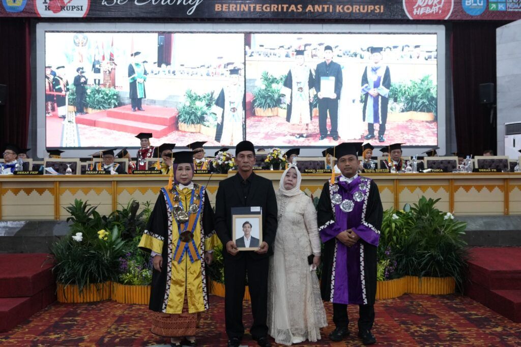 Haru di Wisuda Unila 2026, Orang Tua Terima Ijazah Almarhum Muhammad Indra Gunawan