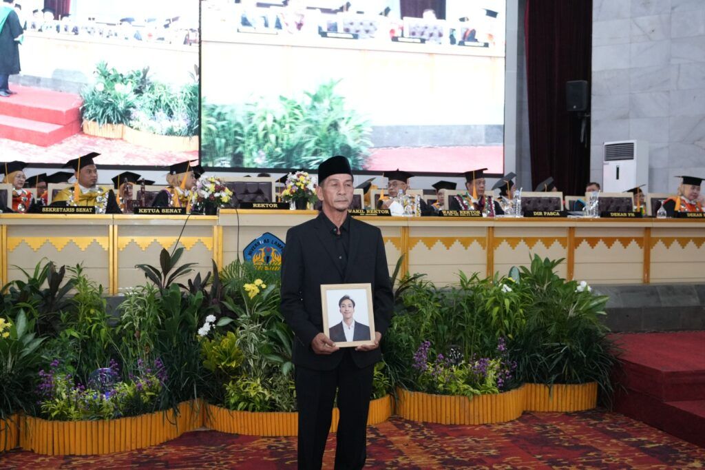 Haru di Wisuda Unila 2026, Orang Tua Terima Ijazah Almarhum Muhammad Indra Gunawan