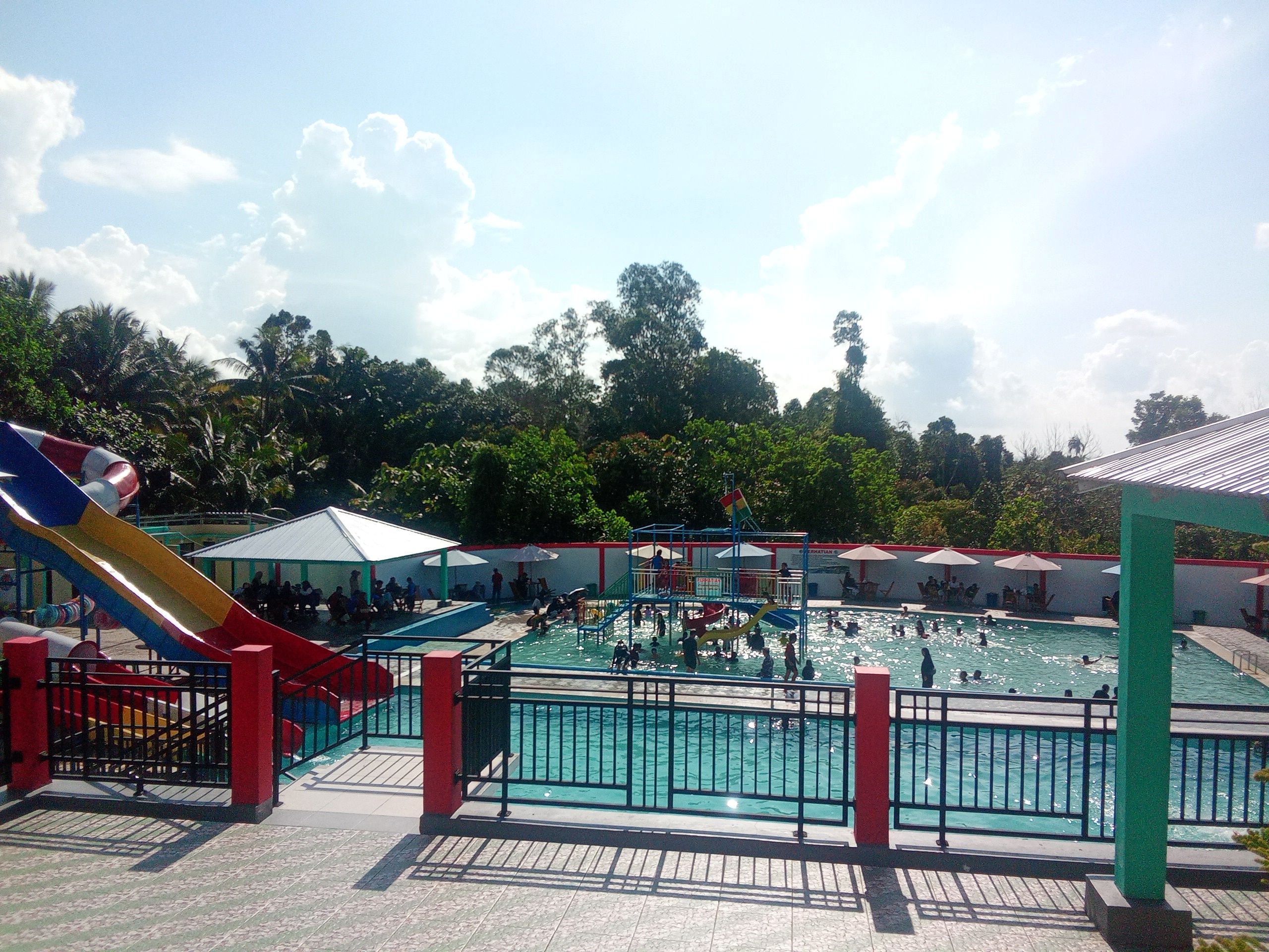 Amal Beach Waterpark, Pilihan Rekreasi Keluarga dengan Sensasi Bermain Air