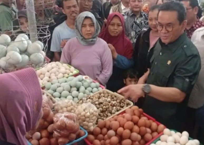 Mendag Pastikan Harga Bahan Pokok Terkendali, Pantau Langsung di Pasar Manis Purwokerto