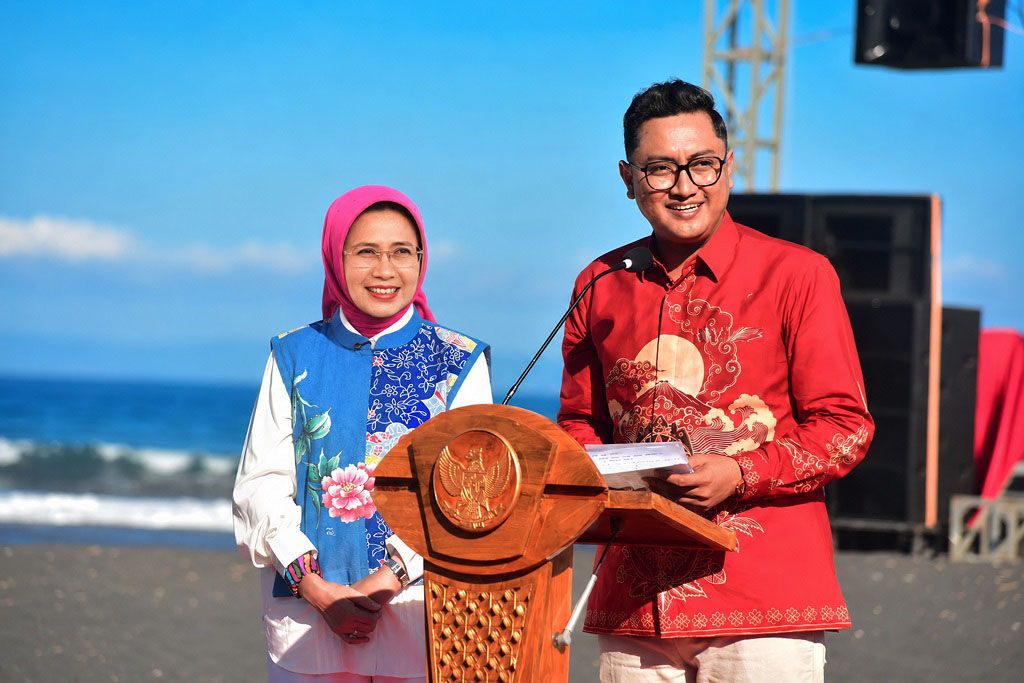 Usai Segoro Topeng Kaliwungu 2026, Bupati Lumajang Ajak Warga Bersihkan Pantai Watu Pecak