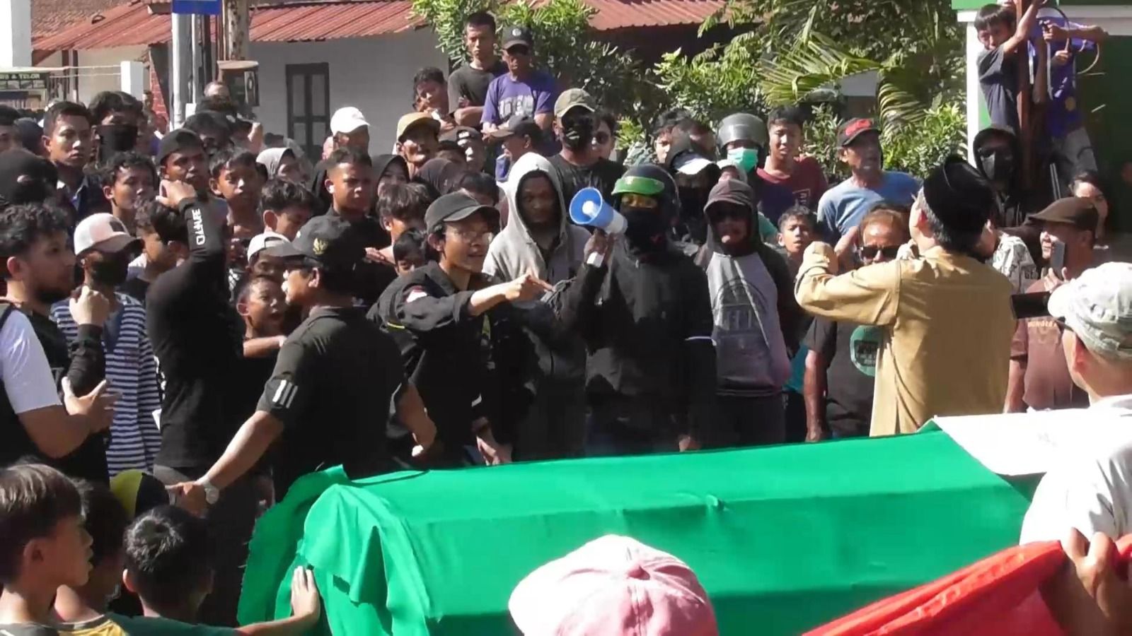 Dugaan Sertifikat Tanah Warga Digadaikan untuk Judol, Dukuh Banyon Banyon Didemo Massa dituntut Mundur