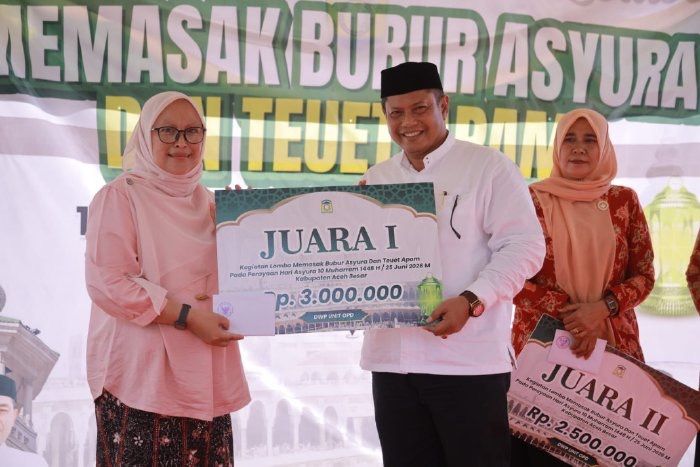 Sekda Aceh Besar Serahkan Hadiah Lomba Bubur Asyura dan Toet Apam, Tradisi Tetap Lestari