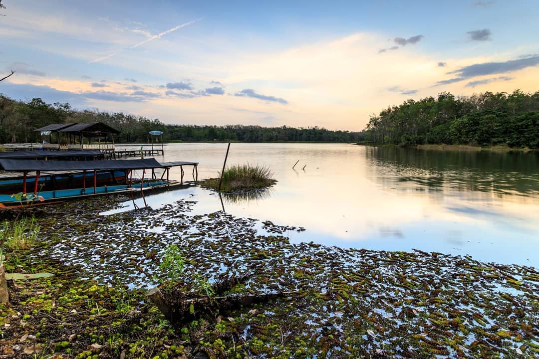 Pesona Danau Hatiwin Tapin: Eks Tambang yang Menjelma Jadi Wisata Keluarga Asri