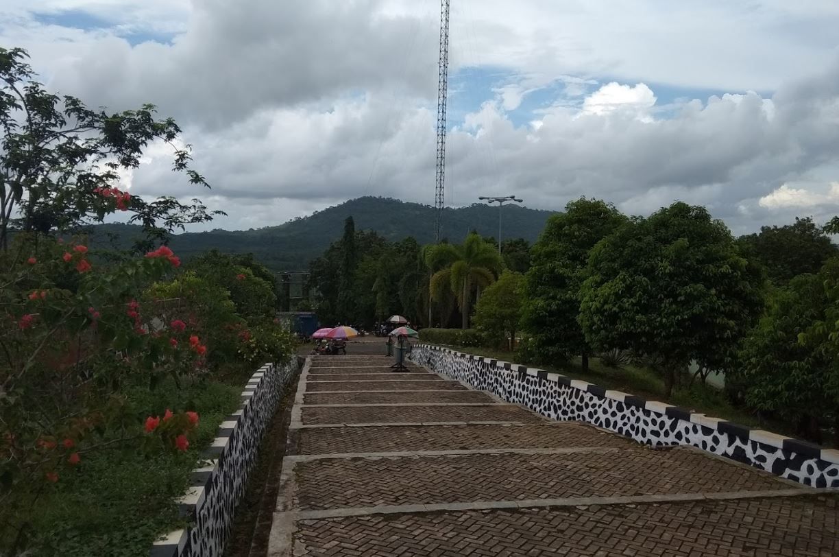 Pesona Gunung Kayangan: Wisata Perbukitan Ikonik di Tanah Laut Kalsel