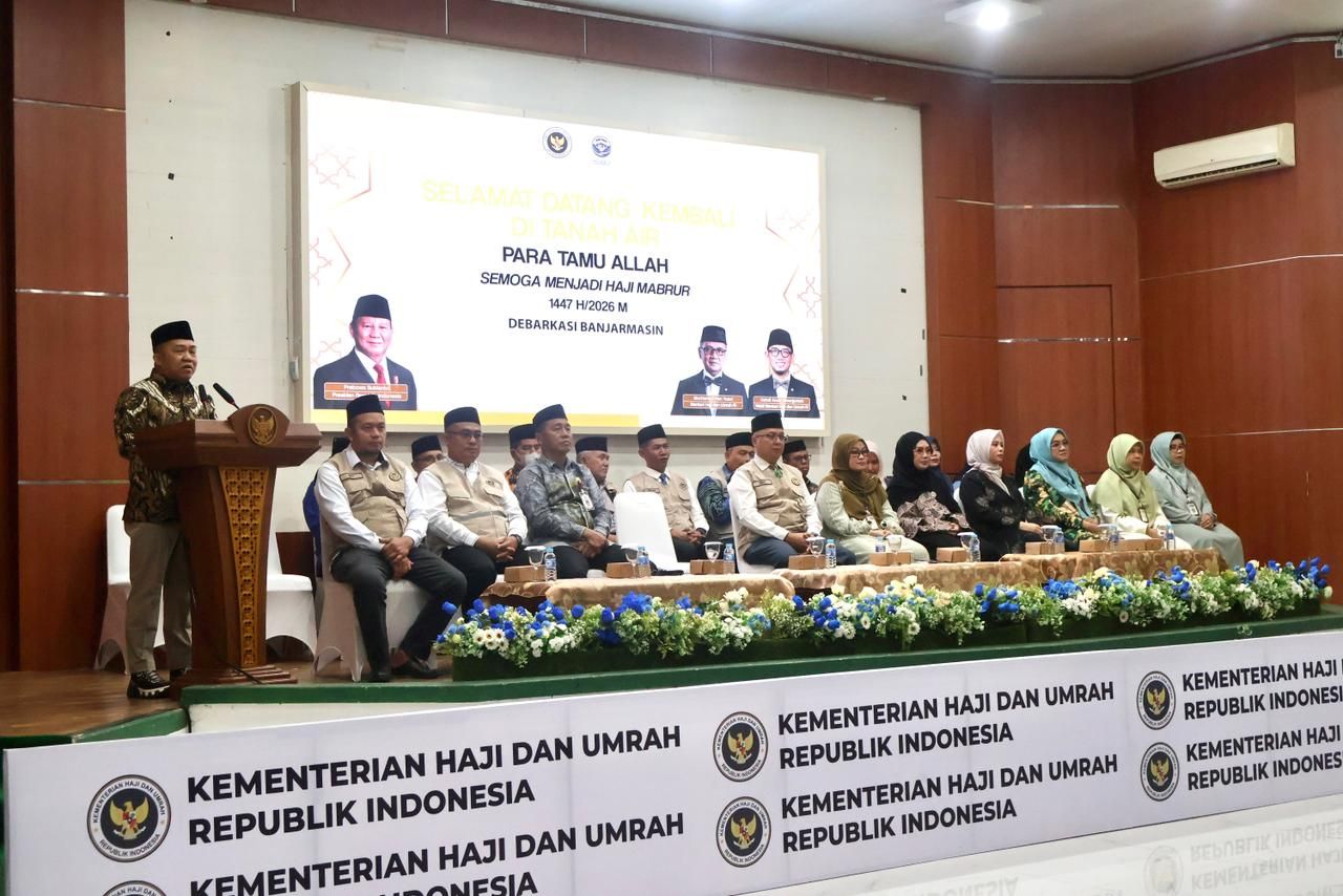 Air Mata Haru Sambut Kepulangan Jemaah Haji Kloter BDJ 18 di Banjarmasin