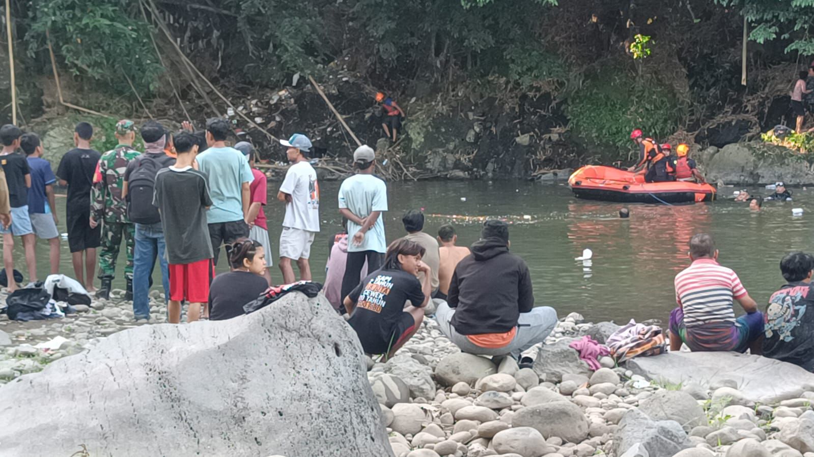 Bocah SMP Tewas Tenggelam Saat Berusaha Ambil Sandal Hanyut di Sungai Bedadung Jember