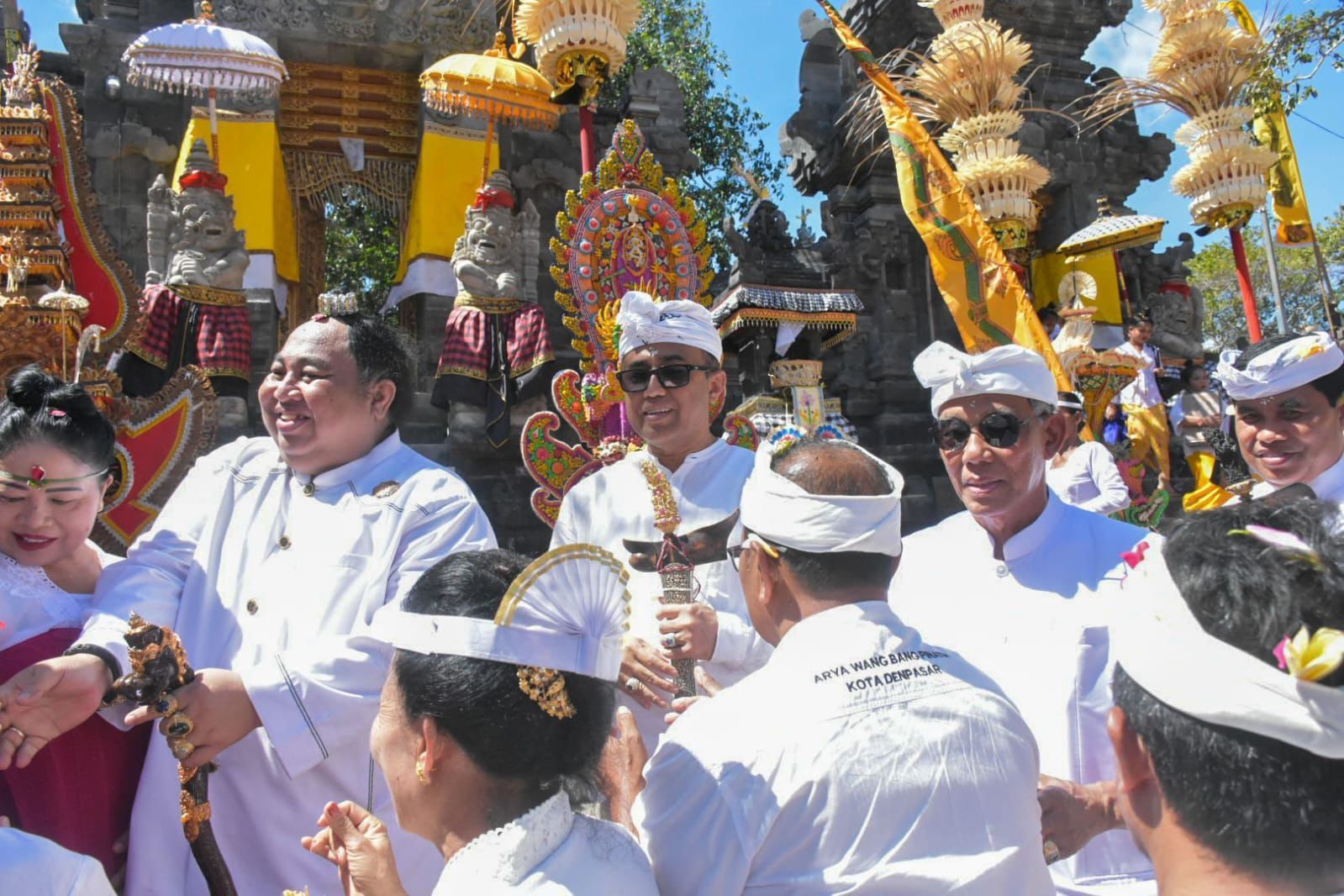 Wali Kota Denpasar Hadiri Penyineban Karya di Pura Dang Khayangan Payogan Agung