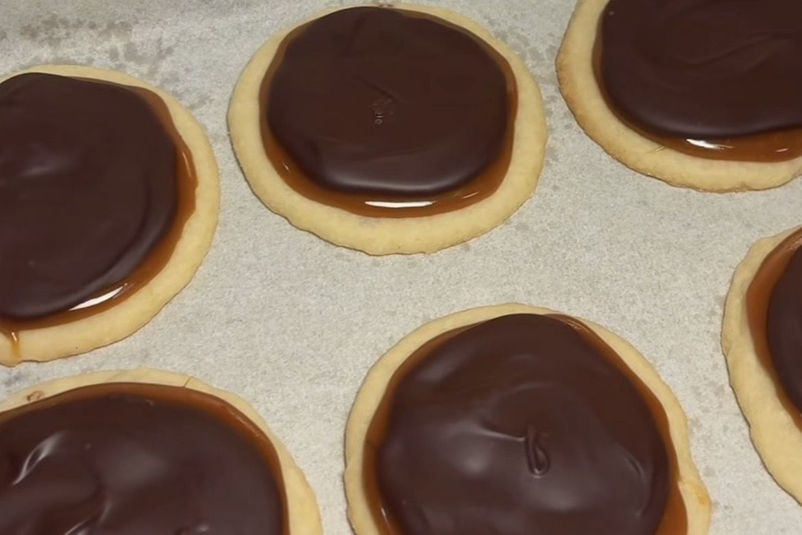 Anti Gagal! Cara Membuat Cookies Cokelat Karamel Seenak Bakery Premium