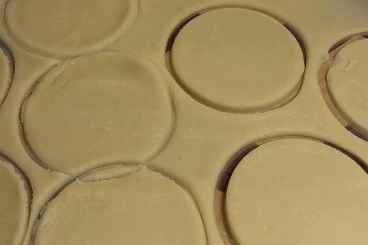 Anti Gagal! Cara Membuat Cookies Cokelat Karamel Seenak Bakery Premium