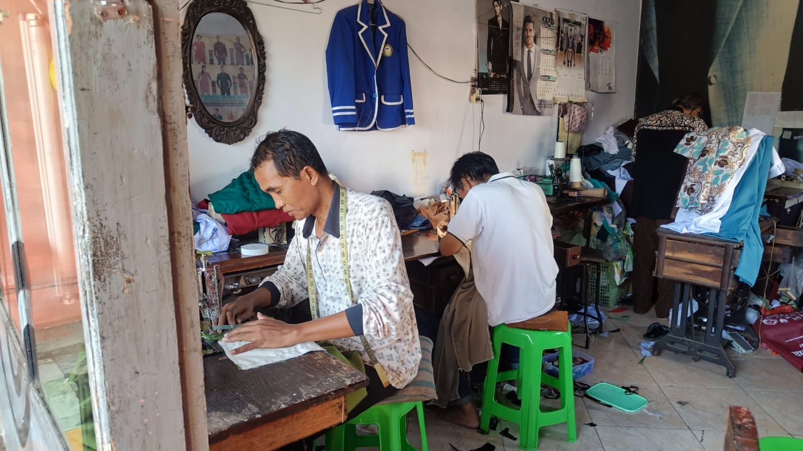 Tahun Ajaran Baru Jadi Berkah bagi Penjahit Seragam di Jember, Pesanan Membludak hingga Terpaksa Ditolak