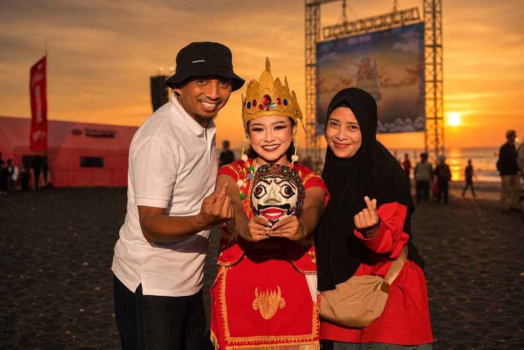 Segoro Topeng Kaliwungu 2026 Hidupkan Kejayaan Lamajang, Ribuan Warga Padati Pantai Watu Pecak