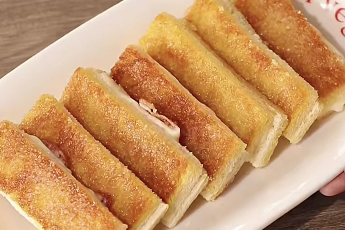 Cuma Pakai 4 Bahan, Cheesy Caramel Toast Sticks Ini Rasanya Seperti Buatan Kafe