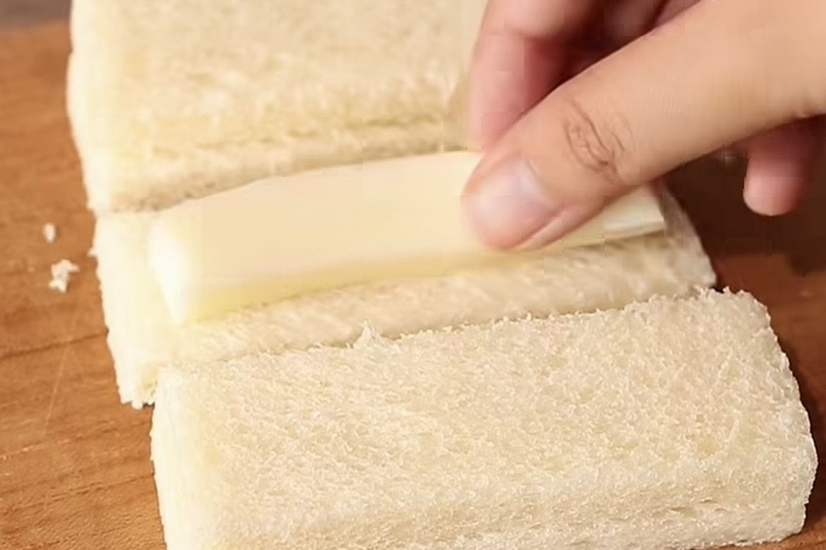 Cuma Pakai 4 Bahan, Cheesy Caramel Toast Sticks Ini Rasanya Seperti Buatan Kafe