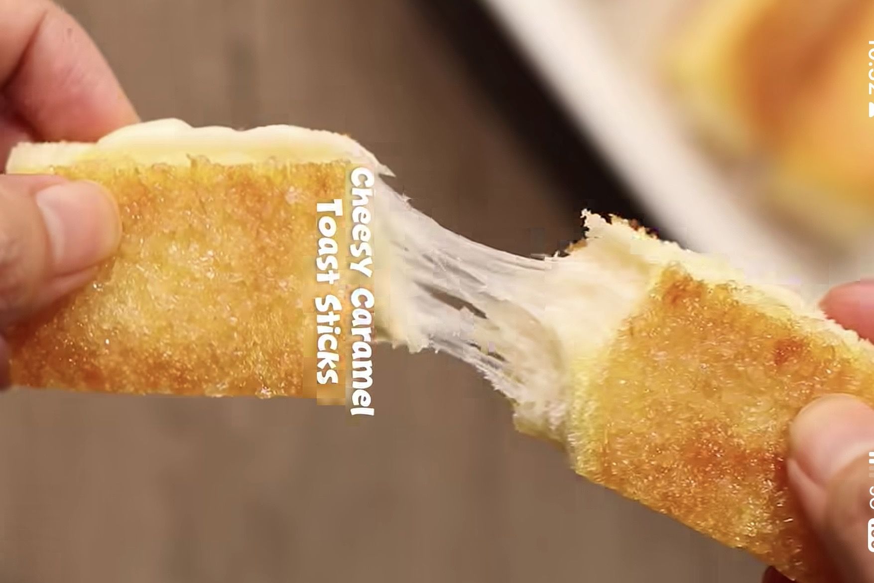 Cuma Pakai 4 Bahan, Cheesy Caramel Toast Sticks Ini Rasanya Seperti Buatan Kafe
