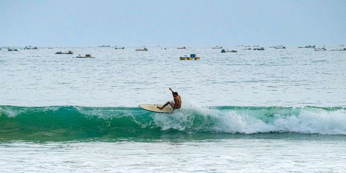 Menjelajahi Pantai Selong Belanak Lombok Surga Bagi Para Peselancar Pemula