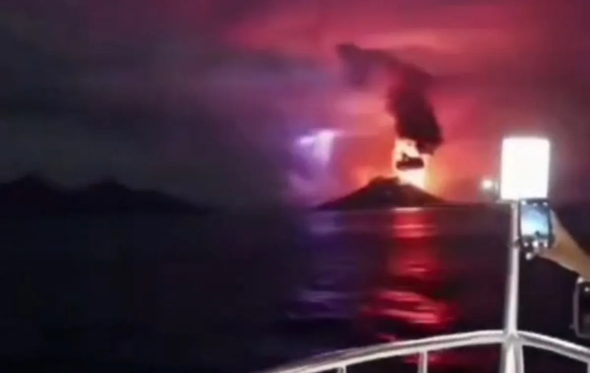 Badan Geologi Tegaskan Video Erupsi Gunung Anak Krakatau dari Kapal adalah Hoaks