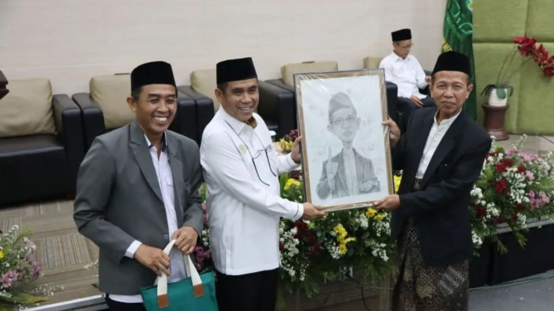 UIN Walisongo Semarang Gelar Kegiatan Pengabdian Dengan Launching Buku Biografi