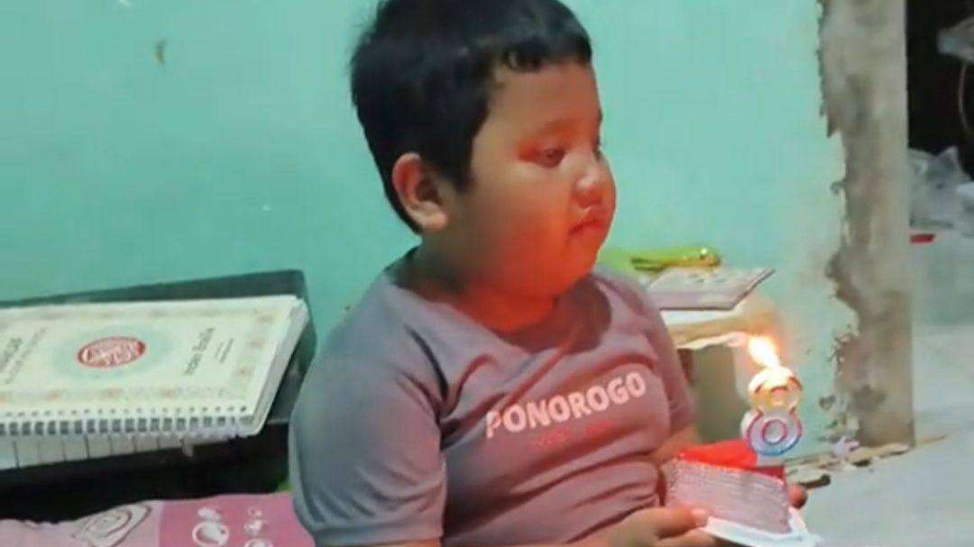 Momen Haru Anak Tunanetra Ini Minta Dibelikan Roti untuk Rayakan Ultahnya