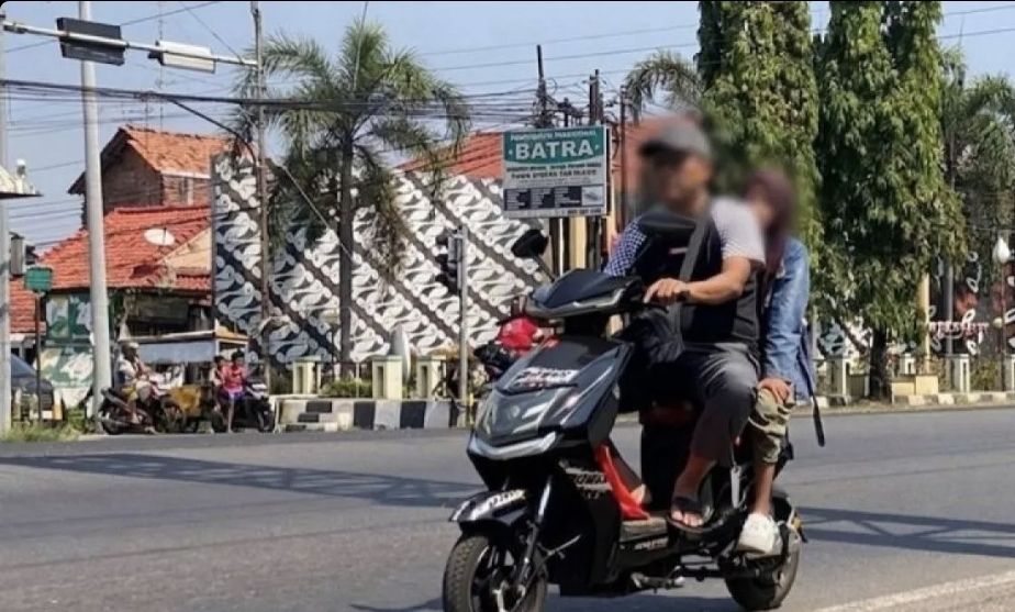 Sosialisasi Kepada Masyarakat Terkait Penggunaan Sepeda Listrik