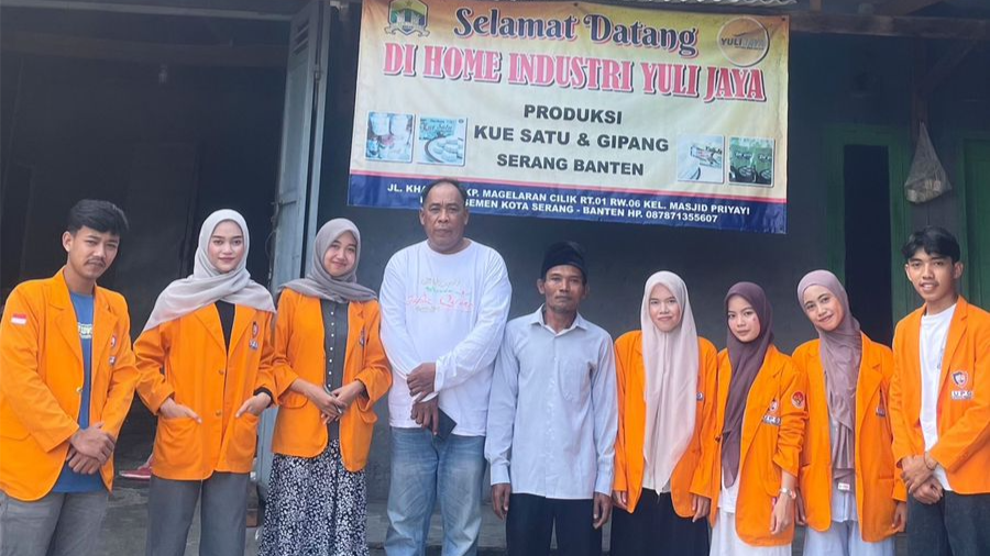 Mahasiswa KKM UPG Kelompok 43 Dampingi UMKM Lestarikan Kue Tradisional Khas Banten di Kasemen