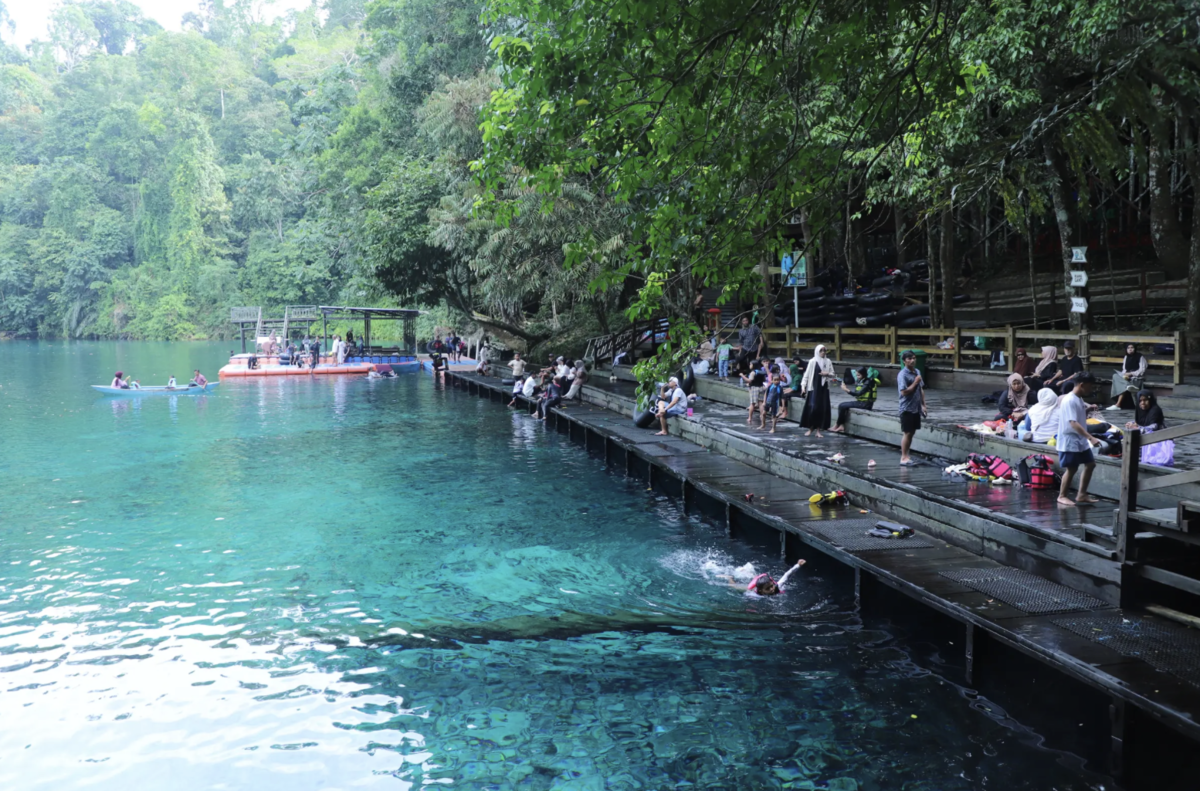 Melihat Keunikan Danau Labuan Cermin, Ada di Kaltim Punya Dua Rasa