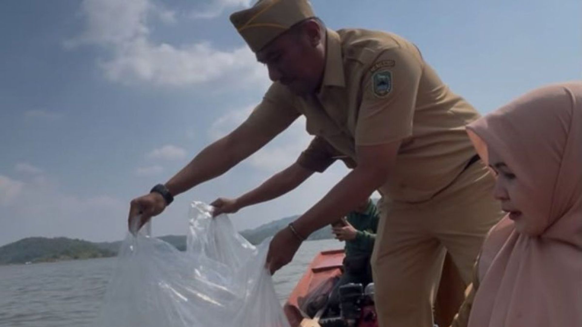 Pelihara Ekosistem Perairan, Diskanak Kuningan Tebar 100 Ribu Benih Ikan
