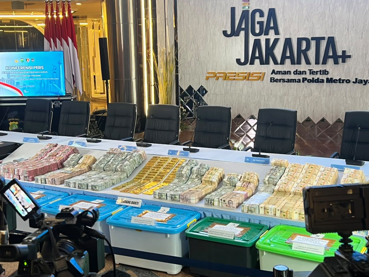 Polri Ekspos 3 Kasus Korupsi, Gepokan Dollar hingga Kepingan Emas Dipamerkan!