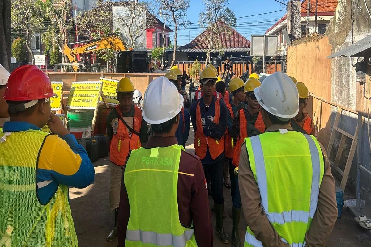 Proyek Pedestrian Jembrana Dipastikan Penuhi Standar K3 Demi Keamanan Pekerja dan Warga