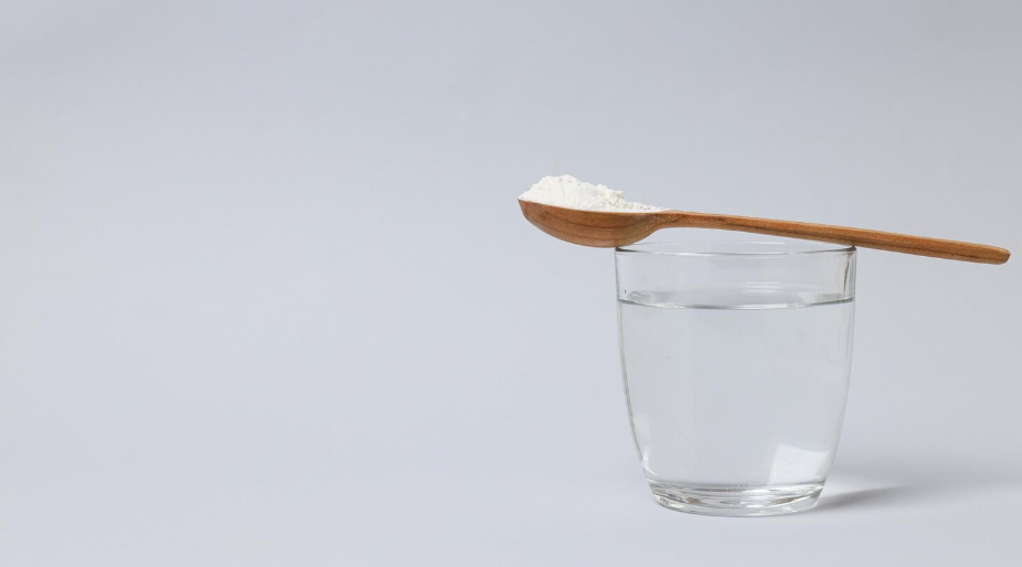 Benarkah Tambahkan Garam ke Air Minum Bisa Cegah Dehidrasi? Ini Penjelasan Dokter