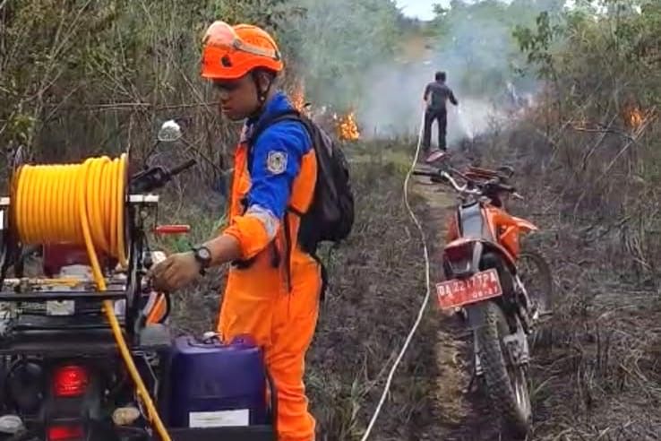 Karhutla Banjarbaru Mengancam, TRC BPBD Kalsel Kepung Dua Titik Api di Sungai Ulin dan Perkantoran Pemprov
