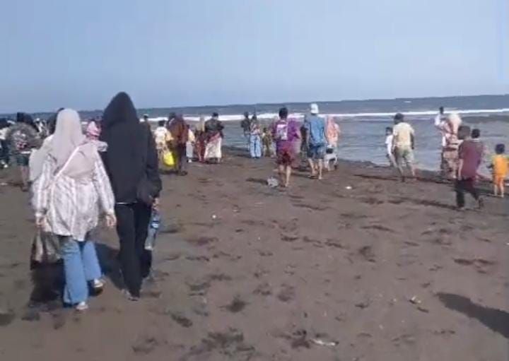 Detik-detik Bocah 10 Tahun Terseret Ombak di Pantai Cemara Getem Jember Viral, Berhasil Diselamatkan Warga
