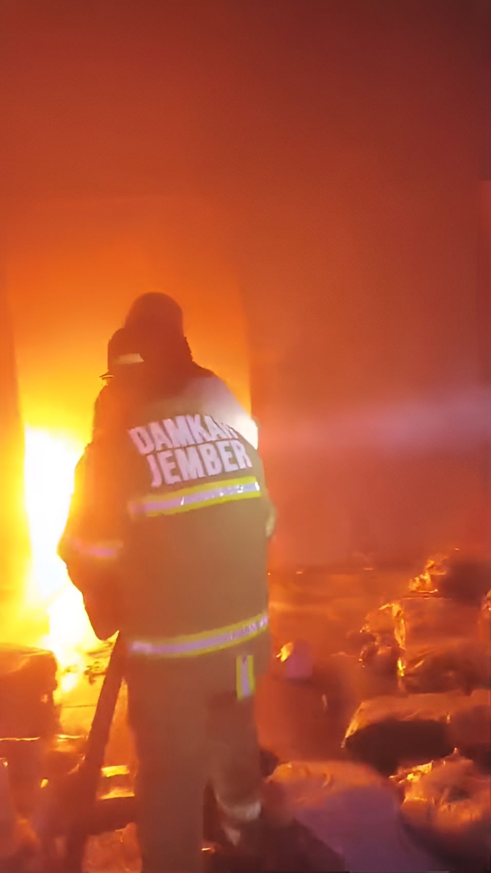 Gudang Plastik di Jember Ludes Terbakar, Truk Damkar Posko Rambipuji Mogok Bikin Penanganan Terlambat