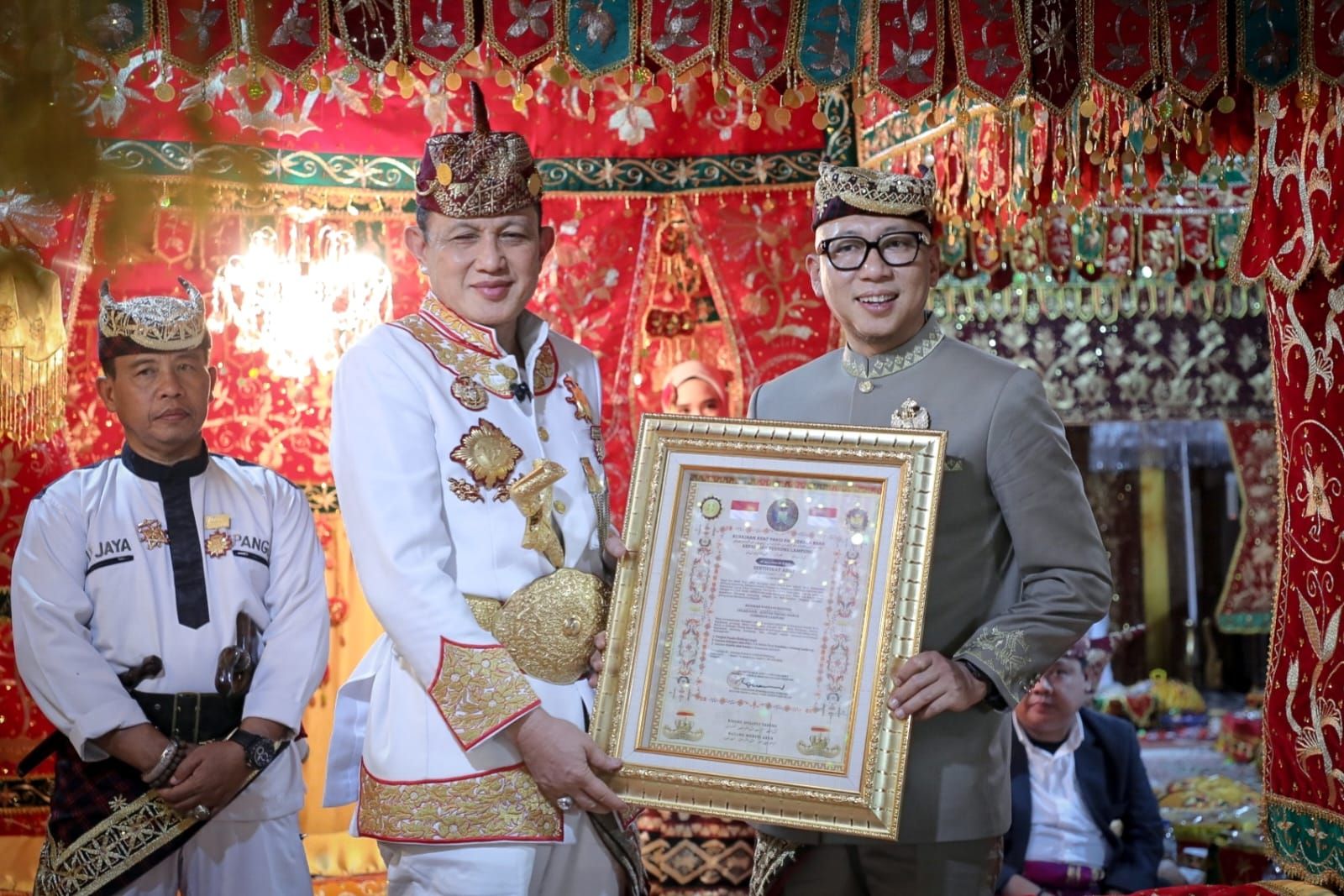 Gubernur Lampung Diangkat Jadi Saudara Sultan Sekala Brak, Terima Tongkat Pusaka Bindung Langit