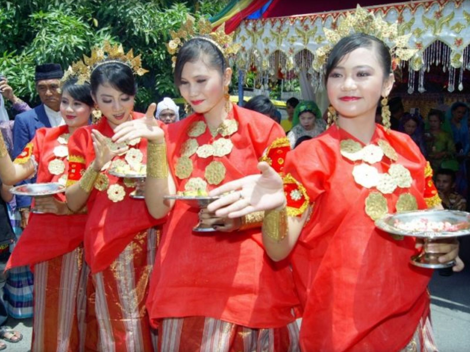 Sewa Kostum Adat Sulawesi Selatan di Makassar untuk Meriahkan HUT RI ke-81, Koleksi Lengkap & Harga Terjangkau