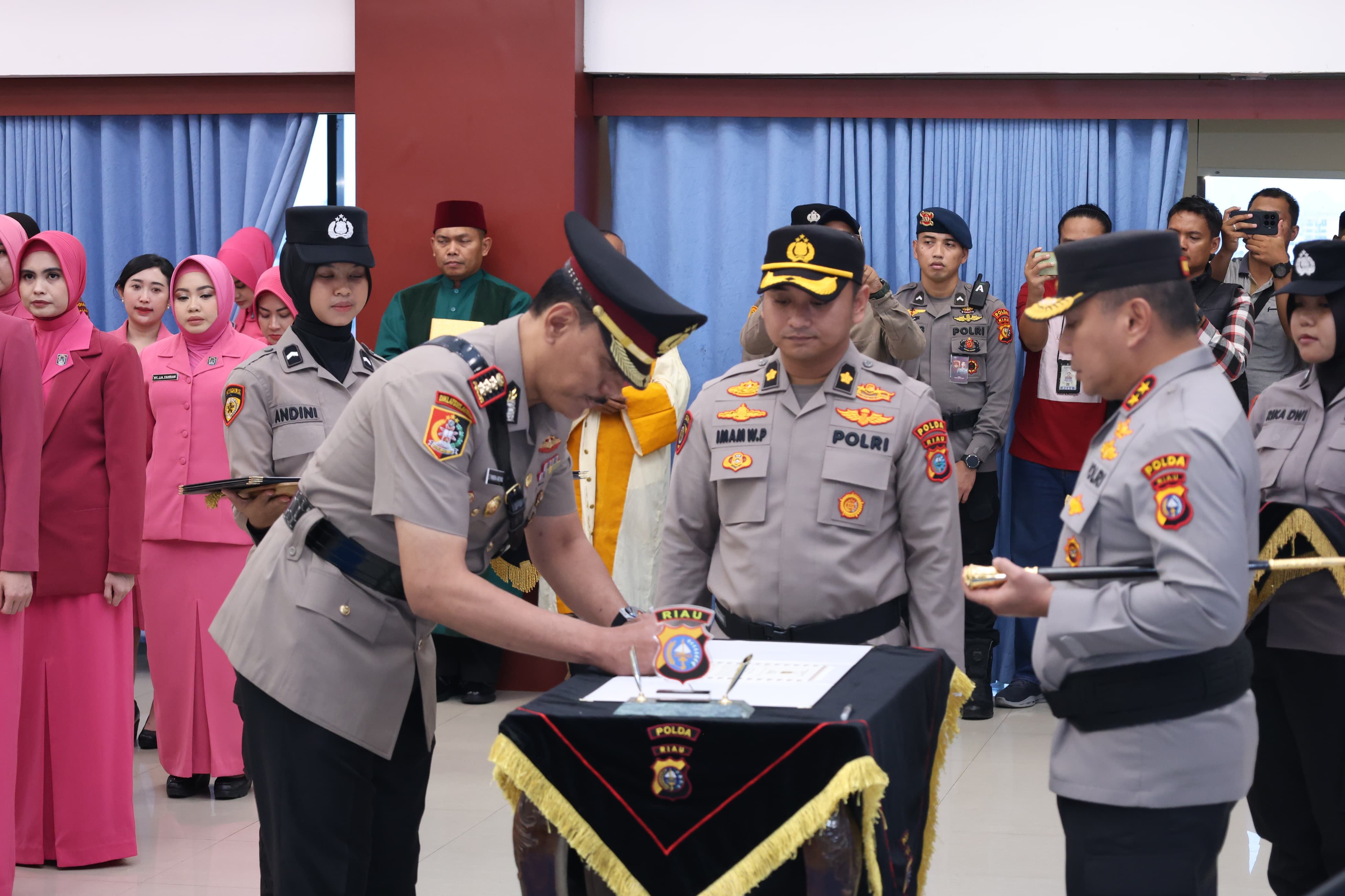 Kapolda Riau Pimpin Sertijab Dua PJU dan Empat Kapolres