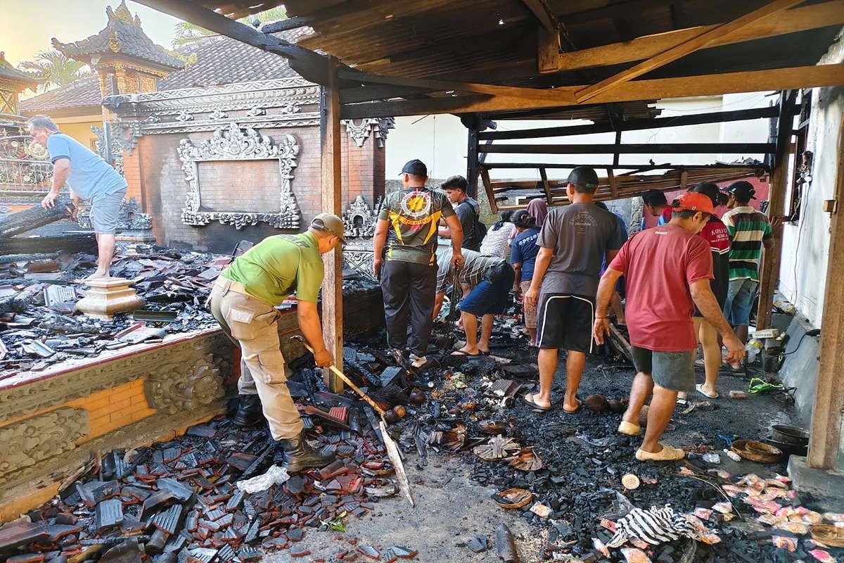 Kebakaran di Pekutatan Jembrana, Diduga Dipicu Dupa, Bupati Kembang Langsung Tinjau Korban