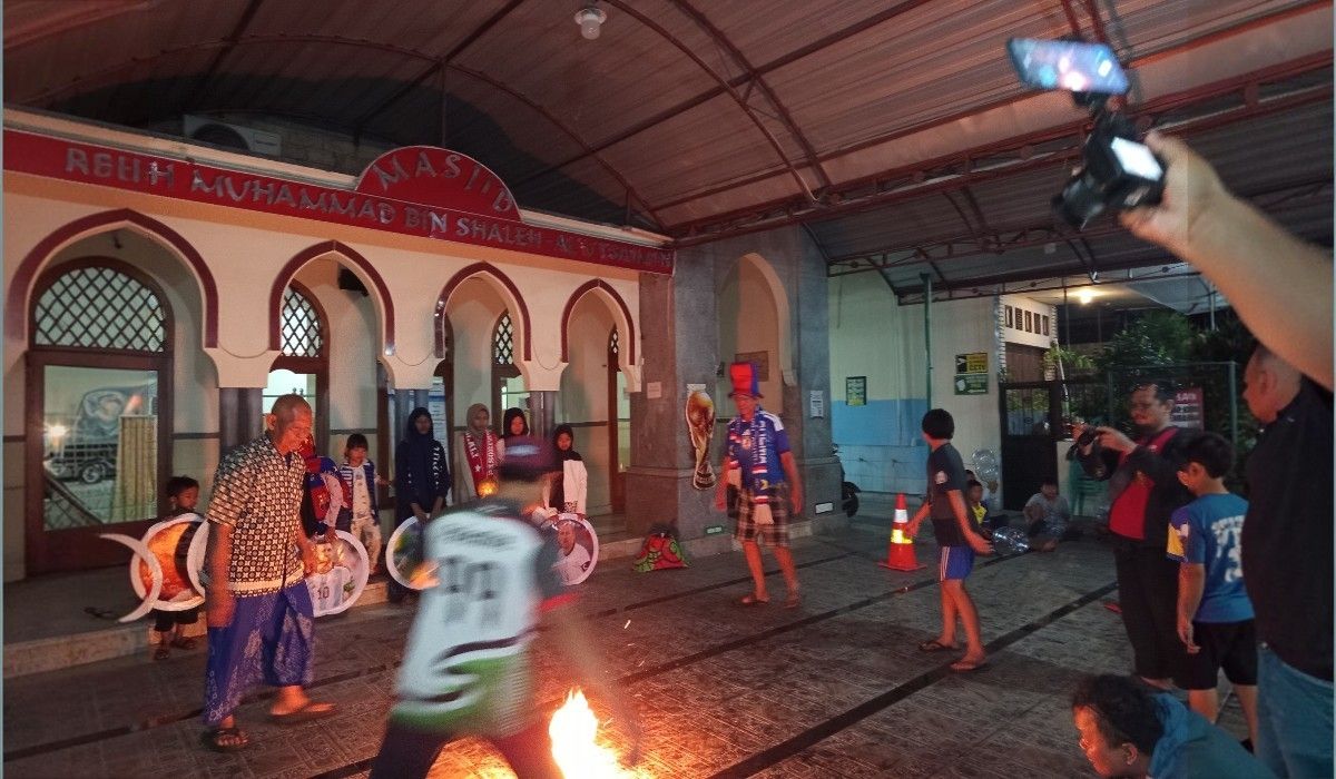 Demi Sambut Final Piala Dunia 2026, Masjid Syech Muhammad Al Utsaimi Solo Gelar Sepak Bola Api