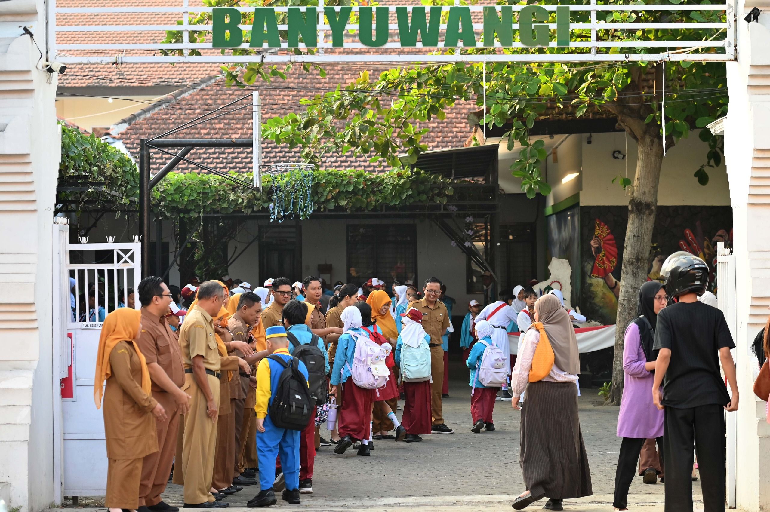 Hari Pertama Masuk Sekolah di Banyuwangi Penuh Haru, Wali Murid Antusias Dampingi Anak Ikuti MPLS 2026