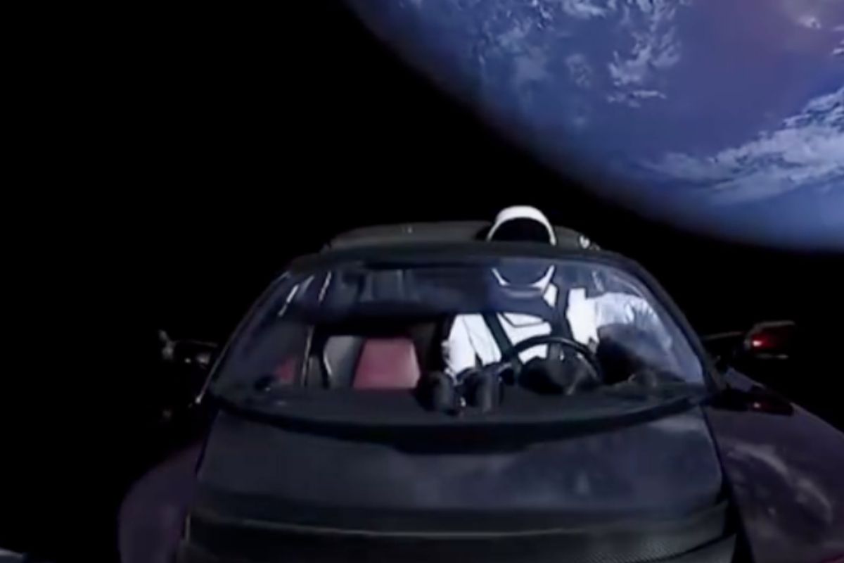 6 Fakta Luar Angkasa yang Bikin Takjub, Ada Mobil Tesla Masih Melayang!